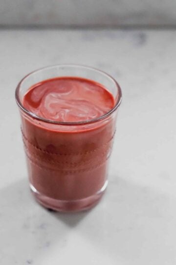 Pink Kashmiri Chai in glas