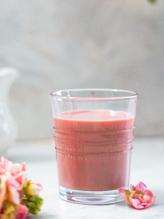 Pnk kashmiri chai in glass with flowers