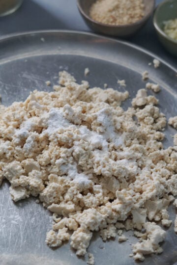Crumbled tofu with arrowroot powder