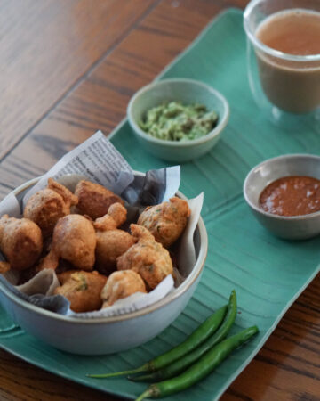 methi na gota with chutney and chai