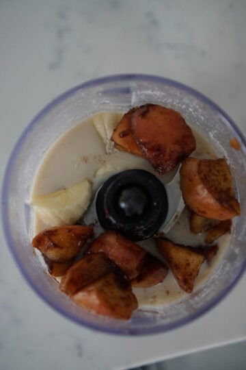 apple pie smoothie ingredients in blender