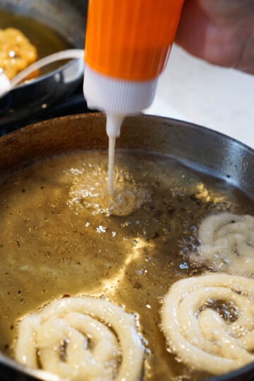making jalebis in oil