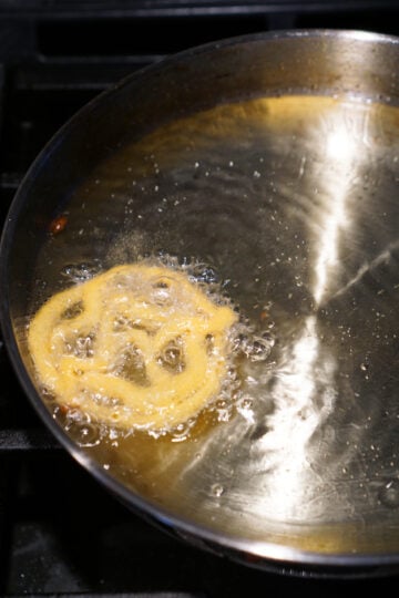 frying jalebis