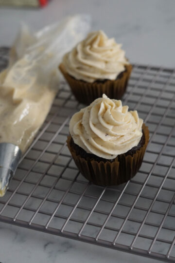 gingerbread cupcake with cardamom cream cheese frosting