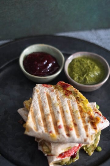 samosadilla with chutneys