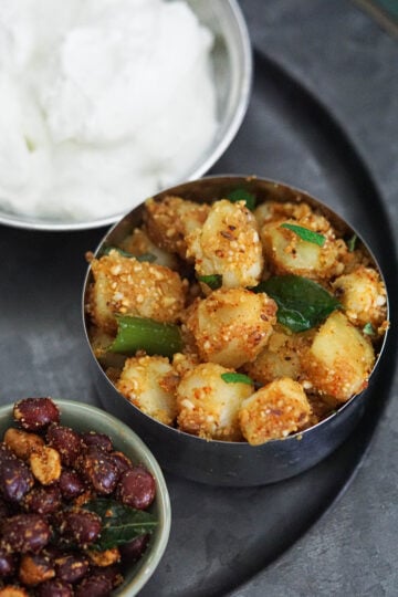 Sukhi bhaji served with farali accompaniments of yogurt and masala peanuts.