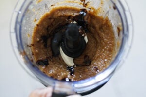 Blended dates with tamarind puree in a food processor.
