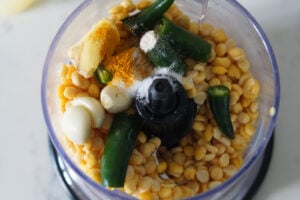 Vati dal khaman ingredients in a blender.