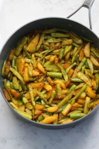 Cookend bhinda nu shaak in a pot.