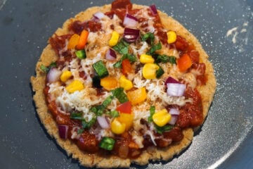 Bhakri pizza on a pan.