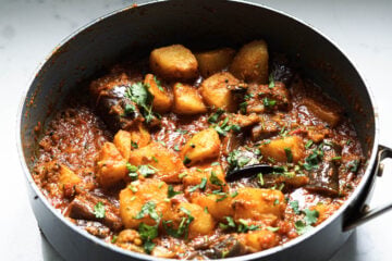 Ringan bateta nu shaak in a pan.