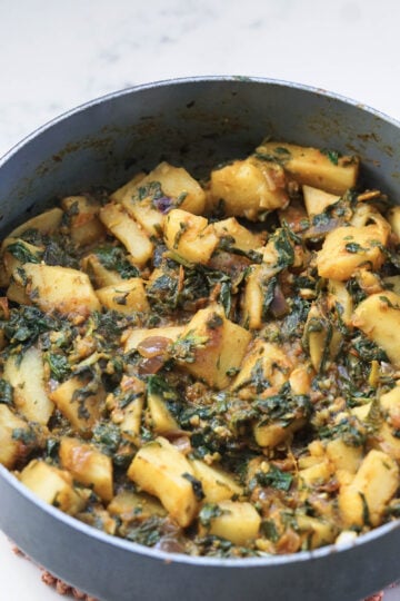 Aloo palak in a pan.