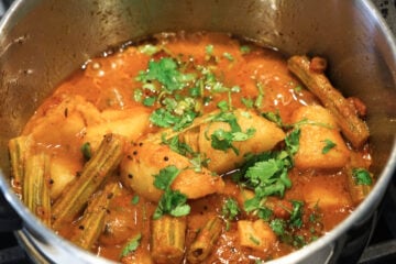 Cilantro garnished on the saragva nu shaak.