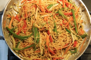 Cooked hakka noodles in a pan.