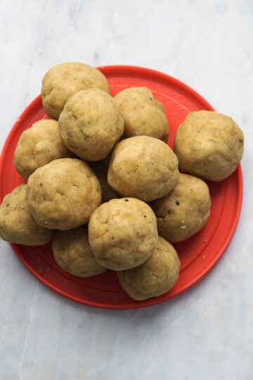 Puran balls on a red plate.