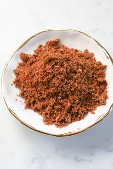 Puliyogare podi in a small bowl.