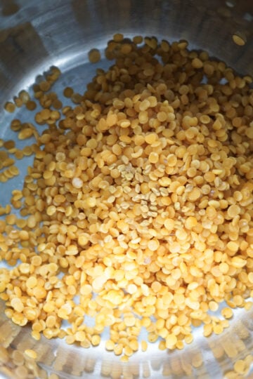 Soaked toor dal and fenugreek seeds in a bowl.