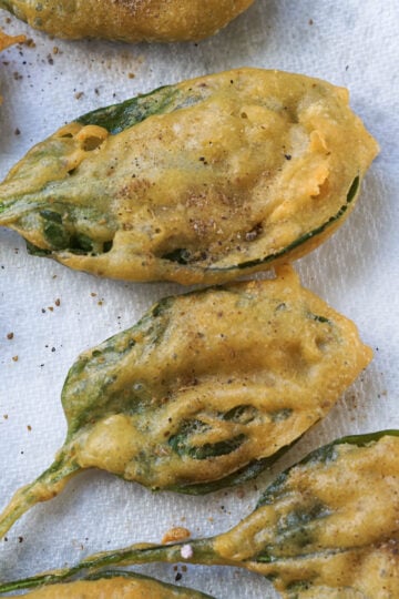 Chaat masala sprinkled on palak pakora.